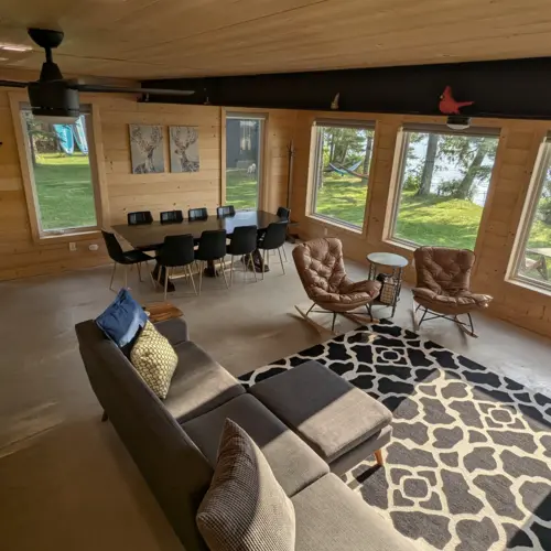 Camera da letto confortevole in una casa vacanze con vista lago a Eagle River.