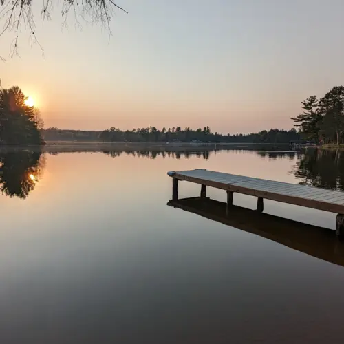 Tranquilla area patio esterna con vista sul lago a Eagle River, Wisconsin.