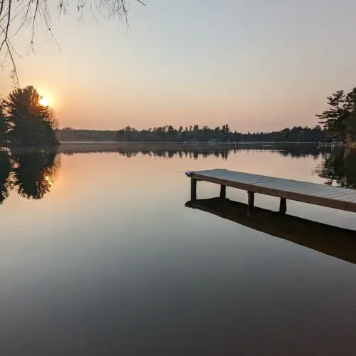 Splendida vista del tramonto sul lago da una casa vacanze a Eagle River.